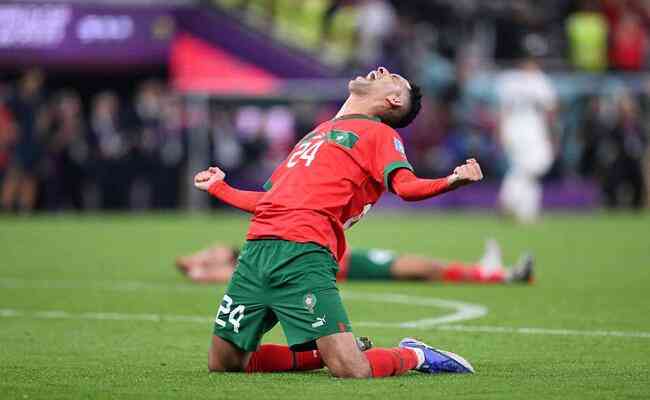 Badr Benoun, zagueiro de Marrocos, comemora a classificao indita de uma seleo africana para as semifinais de uma Copa do Mundo