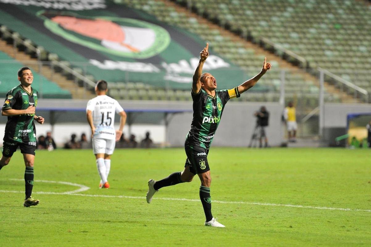 Fotos do gol de Juninho, o terceiro do Amrica na partida contra o Grmio, no Independncia, em BH, pelo Brasileiro: 3 a 0