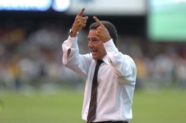 Vanderlei Luxemburgo dirigiu o Atltico em dois clssicos na temporada 2010. Foram duas derrotas para o Cruzeiro (3 a 1 e 1 a 0).