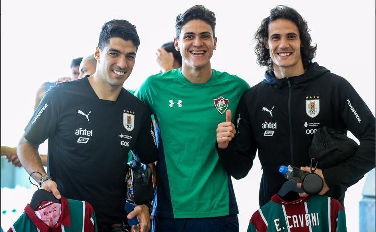 Pedro presenteou Cavani e Suárez com camisas do Fluminense