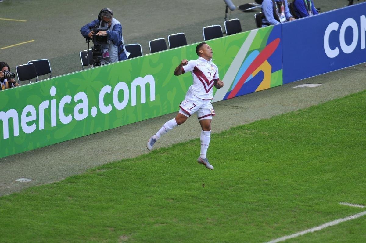 Imagens da partida entre Bolvia e Venezuela