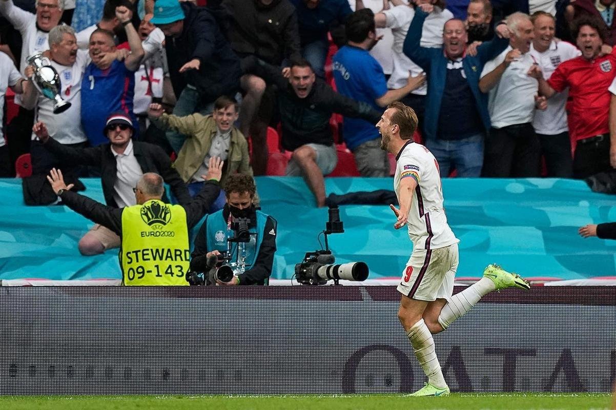 Fotos do gol de Harry Kane, da Inglaterra, sobre a Alemanha, em Wembley. Ingleses venceram por 2 a 0 e avanaram s quartas de final da Eurocopa