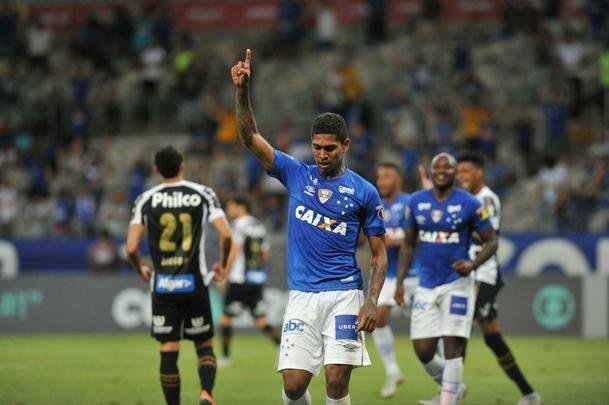 Em jogo com grande atuao do goleiro Fbio, Cruzeiro derrotou Santos de virada, por 2 a 1, com gols de Sass e Raniel; Gabriel Barbosa marcou para o Peixe, no Mineiro, pela 26 rodada do Brasileiro