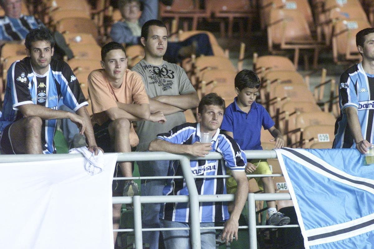 2004: aps ser rebaixado, o Grmio conquistou o acesso e o ttulo da Srie B logo no ano seguinte, em 2004, em um dos mais histricos jogos do futebol brasileiro, contra o Nutico, na 'Batalha dos Aflitos'