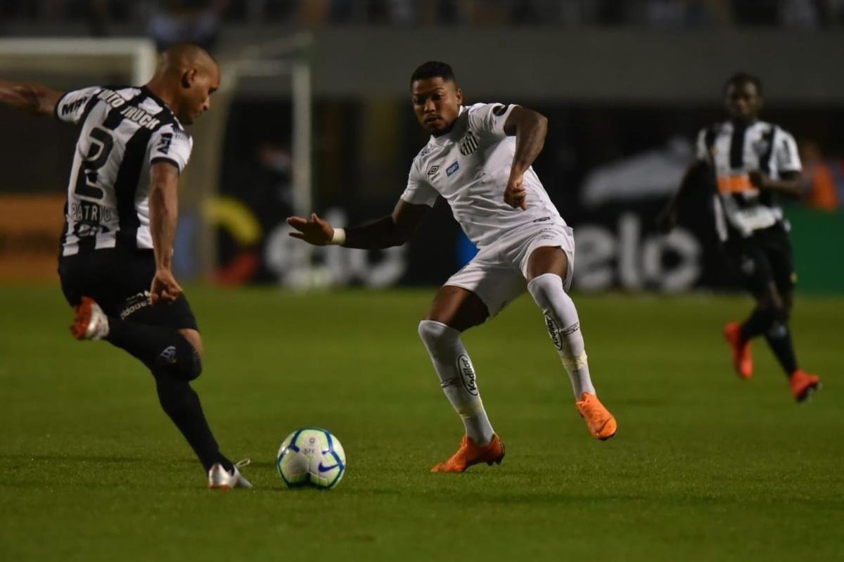 Atlético derrotou Santos por 2 a 1, de virada, com gols de Chará, e avançou às quartas de final da Copa do Brasil