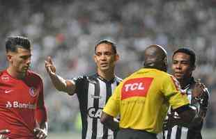 Em jogo com chuva de granizo e 'apago' no Horto, Galo  batido pelo Internacional por 1 a 0