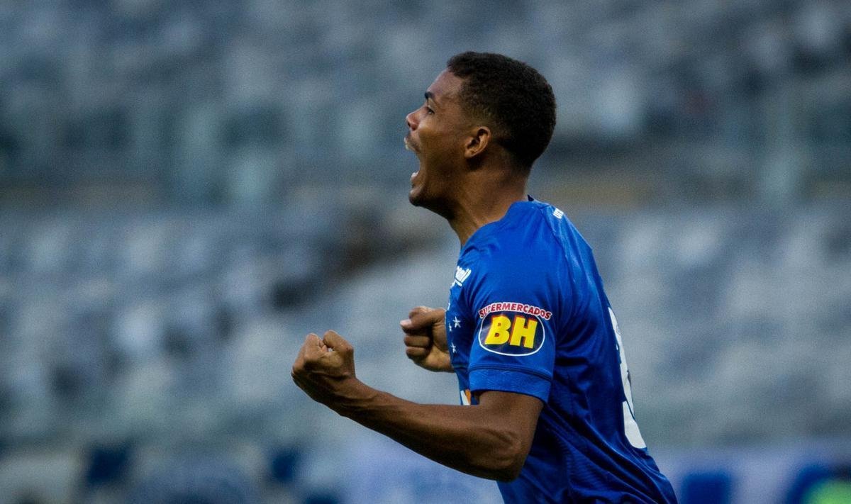 Pelo Brasileiro Sub-20, Cruzeiro derrotou Vitria por 1 a 0, no Mineiro, com gol de Ronaldo
