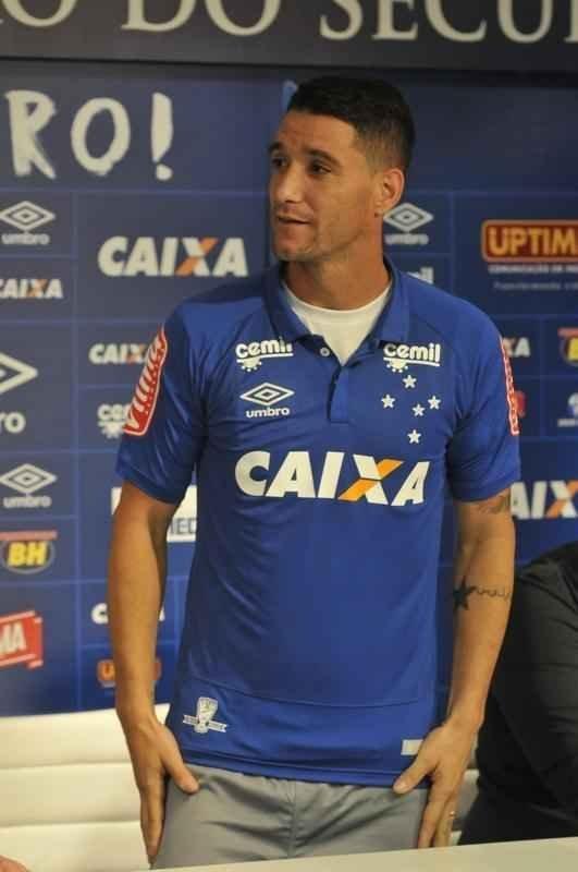 Thiago Neves foi apresentado no Cruzeiro pelo presidente Gilvan de Pinho Tavares