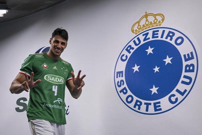 Cruzeiro se garantiu na decis�o do Sul-Americano de V�lei ao bater os argentinos do Policial Voley por 3 sets a 0, neste s�bado (5), no Gin�sio do Riacho, em Contagem. As parciais foram de 25/20, 29/27 e 25/16