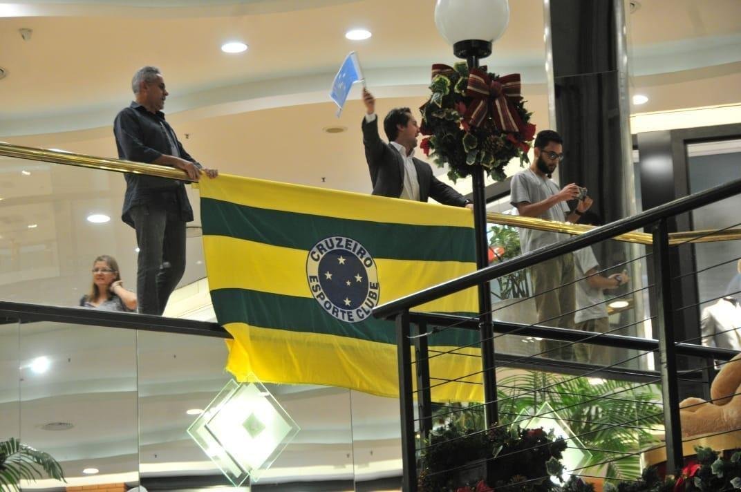 Flash mob da torcida do Cruzeiro no Diamond Mall, shopping do Atltico em Belo Horizonte