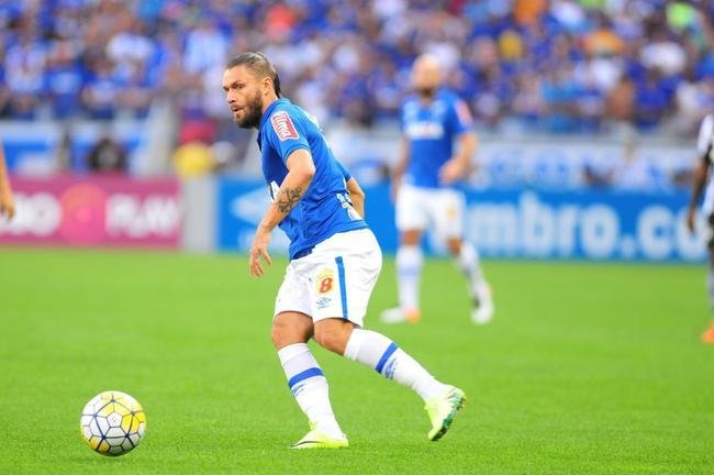 Rafael Sobis (atacante) - contratado ao Tigres, do Mxico, fez 28 gols em 119 jogos em sua primeira passagem pelo Cruzeiro, sagrando-se campeo da Copa do Brasil, em 2017 e 2018, e do Campeonato Mineiro, em 2018. Em 2020, retornou ao clube para disputar a Srie B. Seu contrato vai at dezembro de 2021.