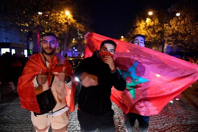 Torcedores marroquinos invadiram as ruas de Paris, na Frana, para festejar a classificao da seleo do Norte da frica s quartas de final da Copa do Mundo. Pas europeu tem grande colnia africana. Marrocos eliminou a Espanha e agora ter Portugal pela frente no Mundial do Catar