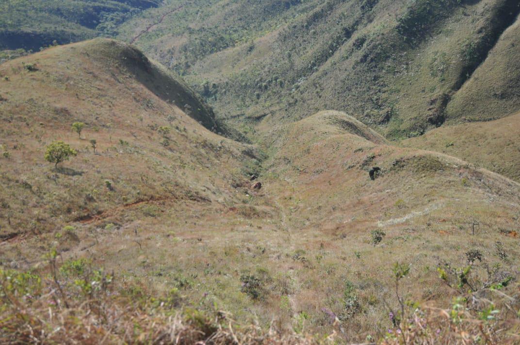 Foto do Mirante do Jatobá, em Brumadinho, local onde o volante Henrique, do Cruzeiro, sofreu acidente de carro na sexta-feira (26/6). Depois de deixar asfalto, passar sobre a vala e percorrer uma trilha, veículo do jogador, um Land Rover, caiu neste local. (Alexandre Guzanshe / EM DA PRESS)