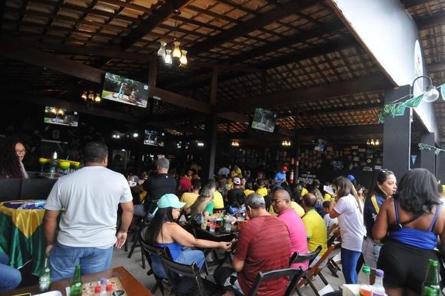 Na regio de Venda Nova, em Belo Horizonte, torcida festeja vitria do Brasil sobre a Coreia do Sul por 4 a 1 pelas oitavas de final da Copa do Mundo