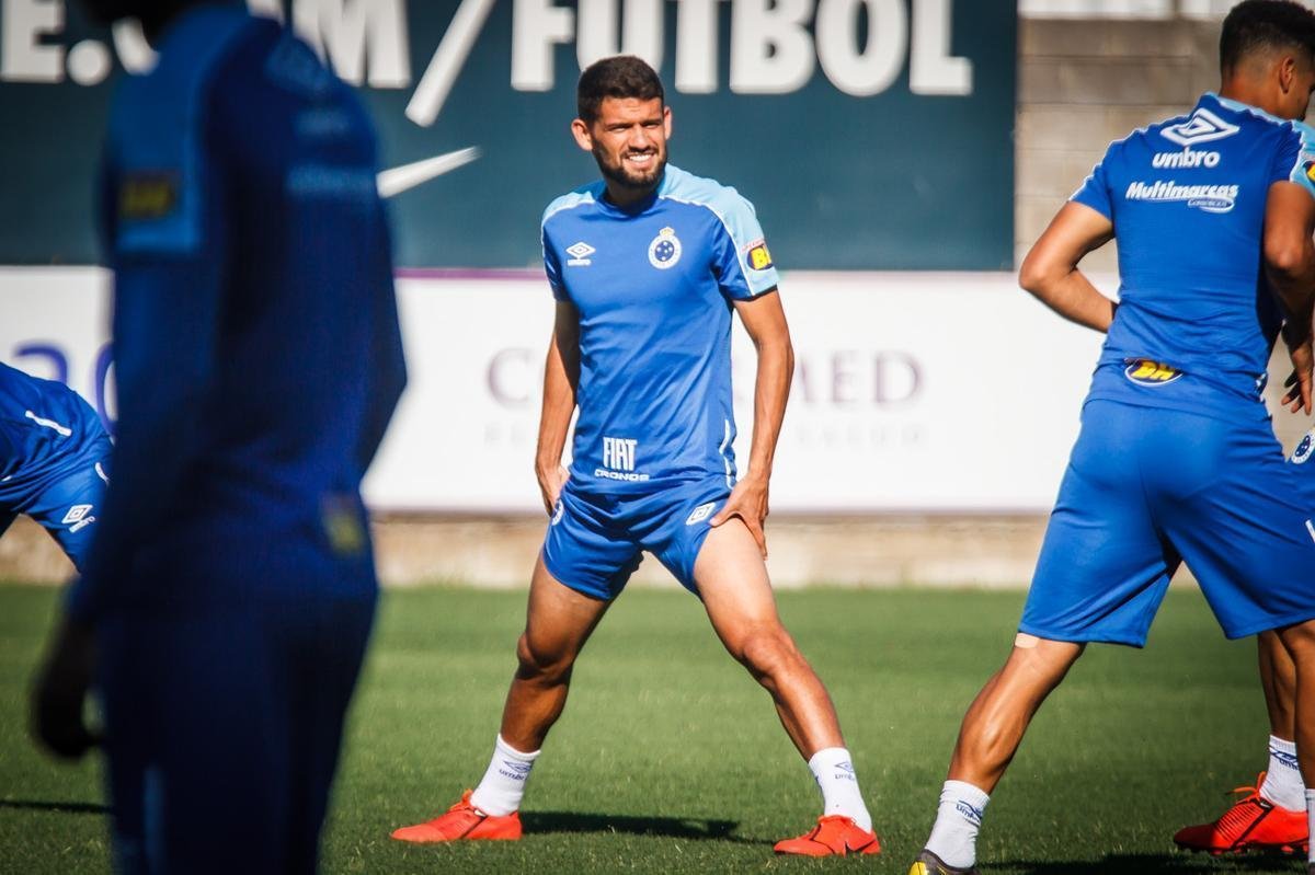 Cruzeiro treinou no complexo Nuevo Gasmetro, do San Lorenzo, antes da estreia na Copa Libertadores. Time celeste enfrenta o Huracn, nesta quinta-feira (07/03), s 19h, no El Palacio