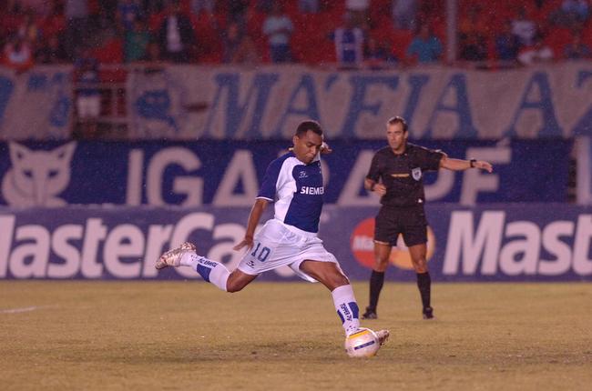 O meia Kelly vestiu a camisa 10 do Cruzeiro em 2005 e fez uma tima temporada. Foram 22 gols em 61 jogos. O desempenho em alto nvel chamou ateno do Al Ain, dos Emirados rabes, que o contratou na temporada seguinte.