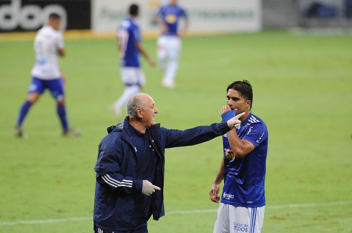 Fotos do jogo entre Cruzeiro e Paran Clube, no Mineiro, em Belo Horizonte, pela 19 rodada da Srie B do Campeonato Brasileiro