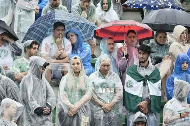 Muita emoção quando a mãe do goleiro Danilo adentrou o gramado da Arena Condá