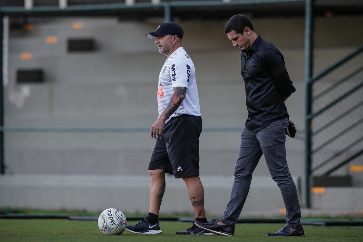 Em meados de novembro de 2020, o Atltico vivenciou um surto de COVID-19 na Cidade do Galo. Dias antes, Gabriel Andreata, gerente de futebol e brao direito de Sampaoli, promoveu uma festa que contou com a participao do treinador. A reunio com cerca de 60 pessoas repercutiu negativamente no clube, que perdeu peas importantes da equipe no perodo e acabou somando apenas quatro de nove pontos disputados.