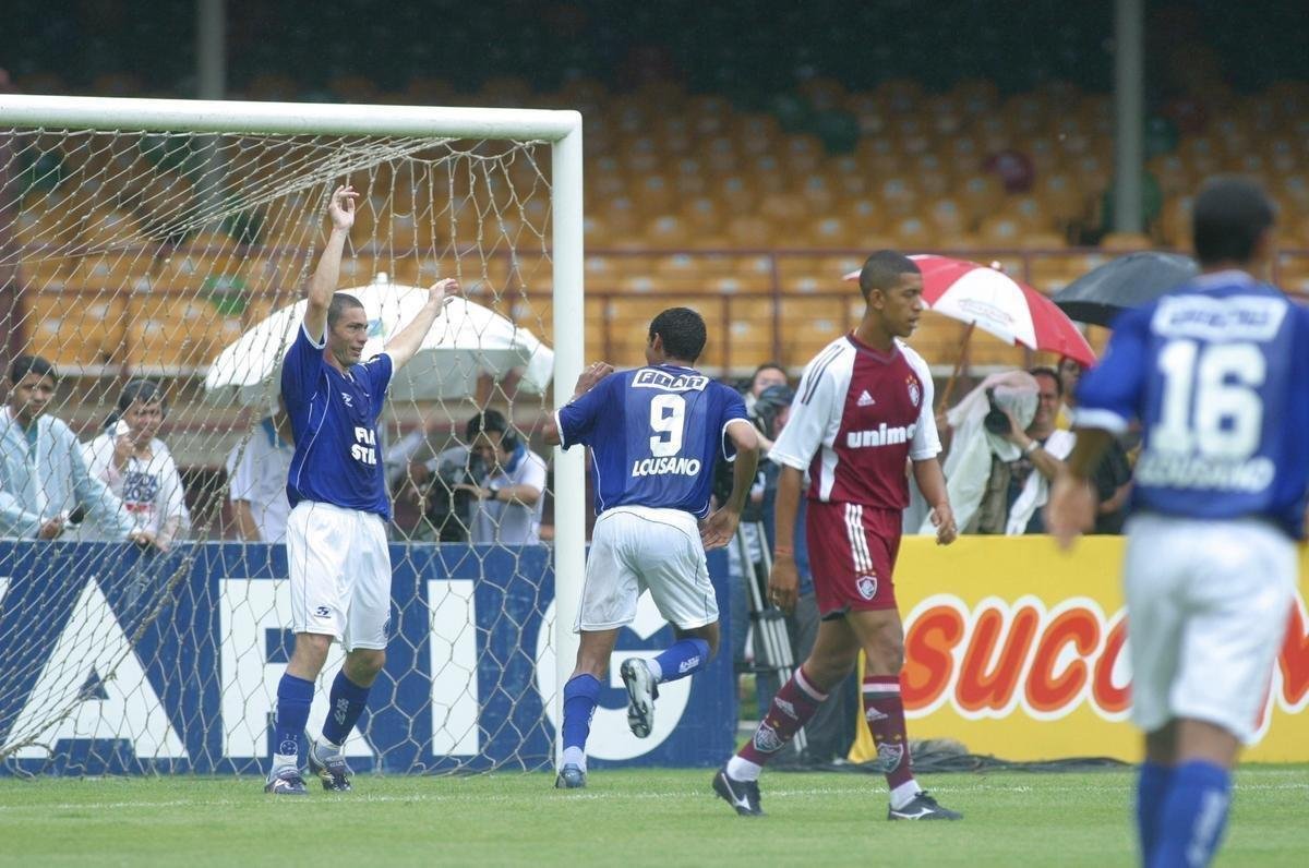 Com o ttulo brasileiro confirmado, o Cruzeiro fez no dia 7 de dezembro de 2003 o jogo da taa e das faixas contra o Fluminense, no Mineiro. Com show de Alex, autor de dois gols, o time celeste goleou os cariocas por 5 a 2 e promoveu nova festa da torcida azul em Belo Horizonte. Jogadores finalmente ergueram a taa oficial do Campeonato Brasileiro, cedida pela CBF, e deram a volta olmpica. Os campees brasileiros de 1966 tambm participaram das comemoraes no Gigante da Pampulha.