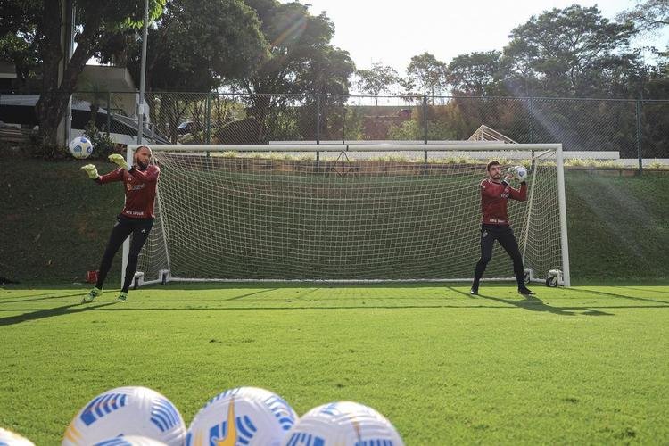 Com Guilherme Arana de volta, Cuca comanda atividade na Cidade do Galo