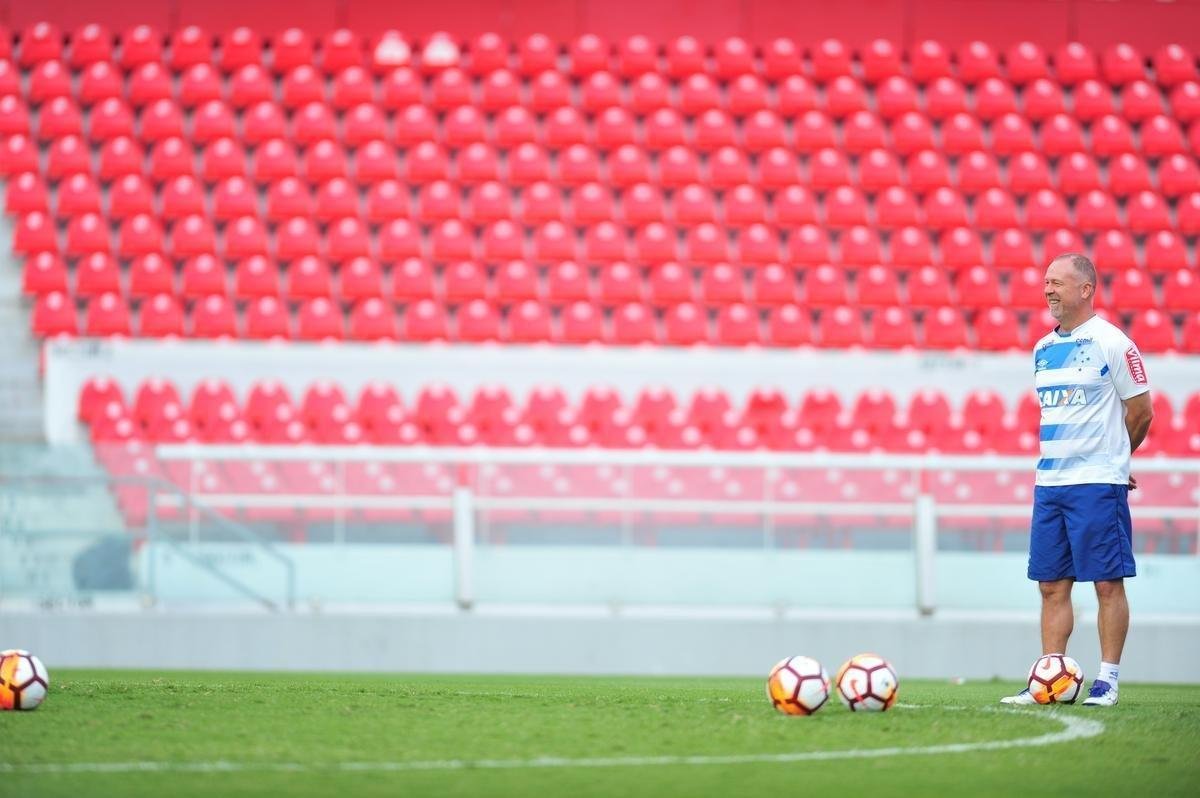 Fotos do treino do Cruzeiro no estdio Libertadores de Amrica, casa do Independiente, em Avellaneda. Time celeste fechou preparao para o jogo contra o Racing, s 21h30 desta tera-feira, no El Cilindro, pela primeira rodada do Grupo 5 da Copa Libertadores (Ramon Lisboa/EM D.A Press)