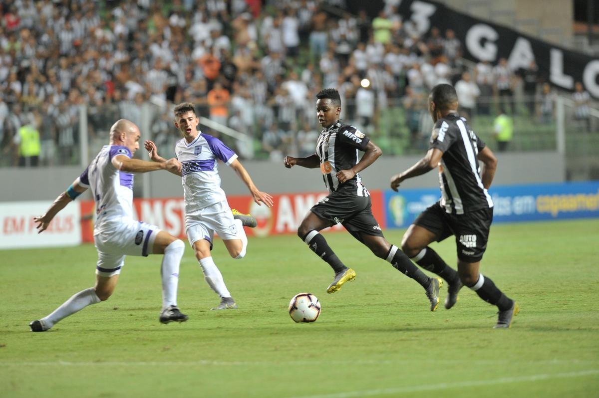 Lances do primeiro tempo do duelo entre Atltico e Defensor, pela terceira fase da Copa Libertadores