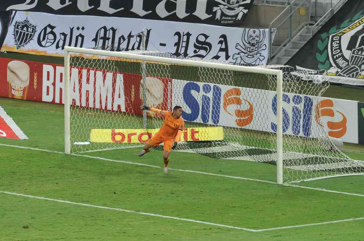 Fotos do gol de Vargas, do Atltico, sobre o Sport. Ele marcou o terceiro da vitria por 3 a 0, em cobrana de pnalti.