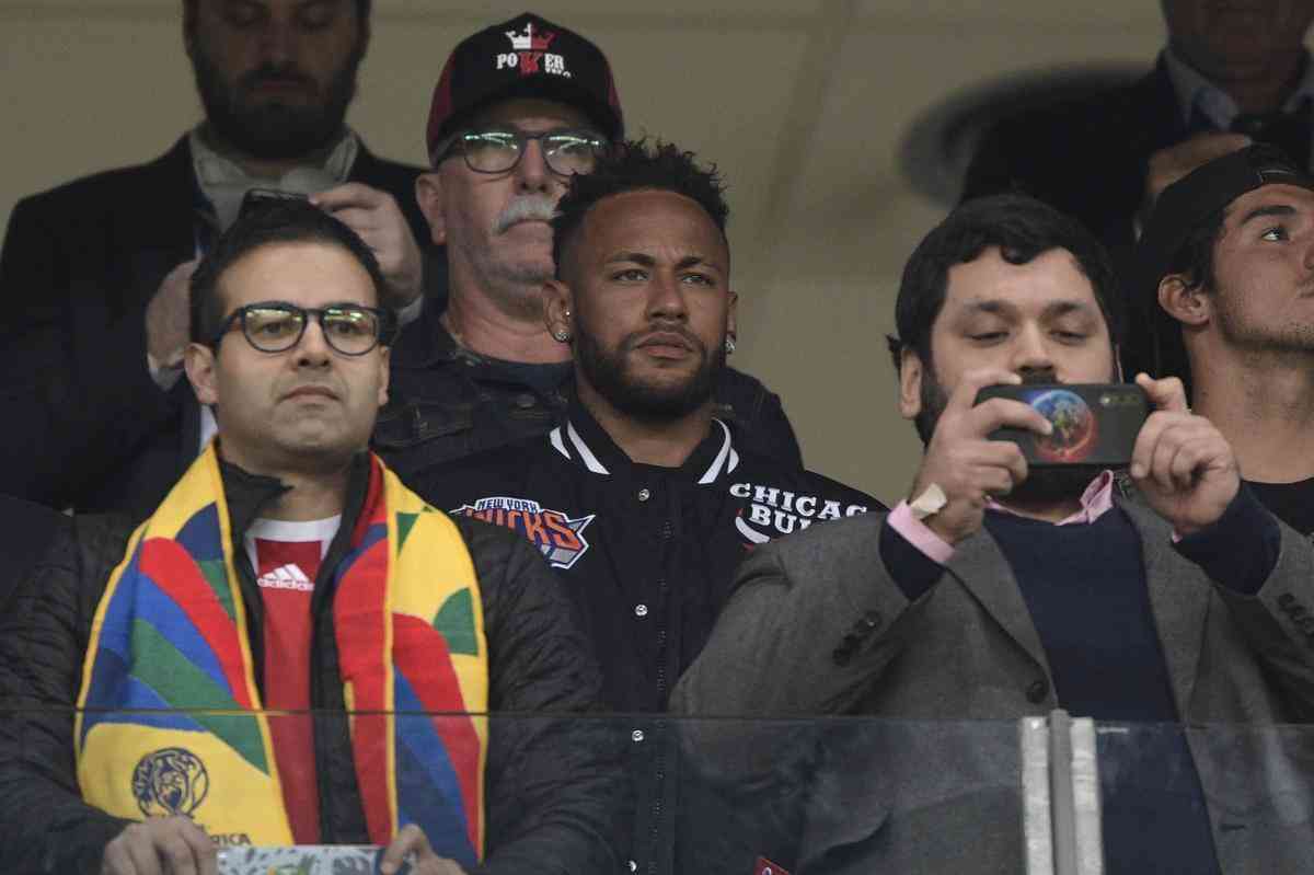 Atacante Neymar prestigiou jogo da Seleo Brasileira contra o Paraguai, na Arena do Grmio, em Porto Alegre, pelas quartas de final da Copa Amrica