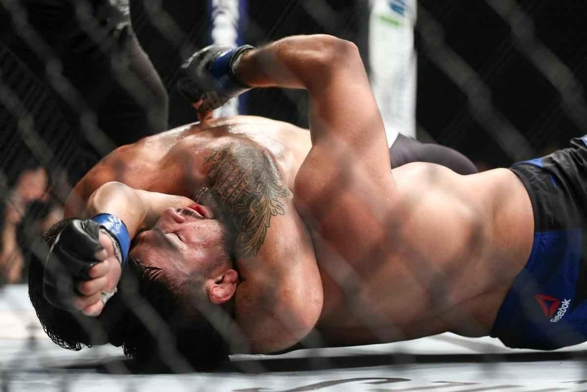 Chris Weidman venceu Kelvin Gastelum por finalizao no terceiro round