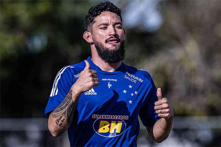 Jogo do Cruzeiro, atacante Arthur Caike se dedica ao treinamento físico na Toca da Raposa