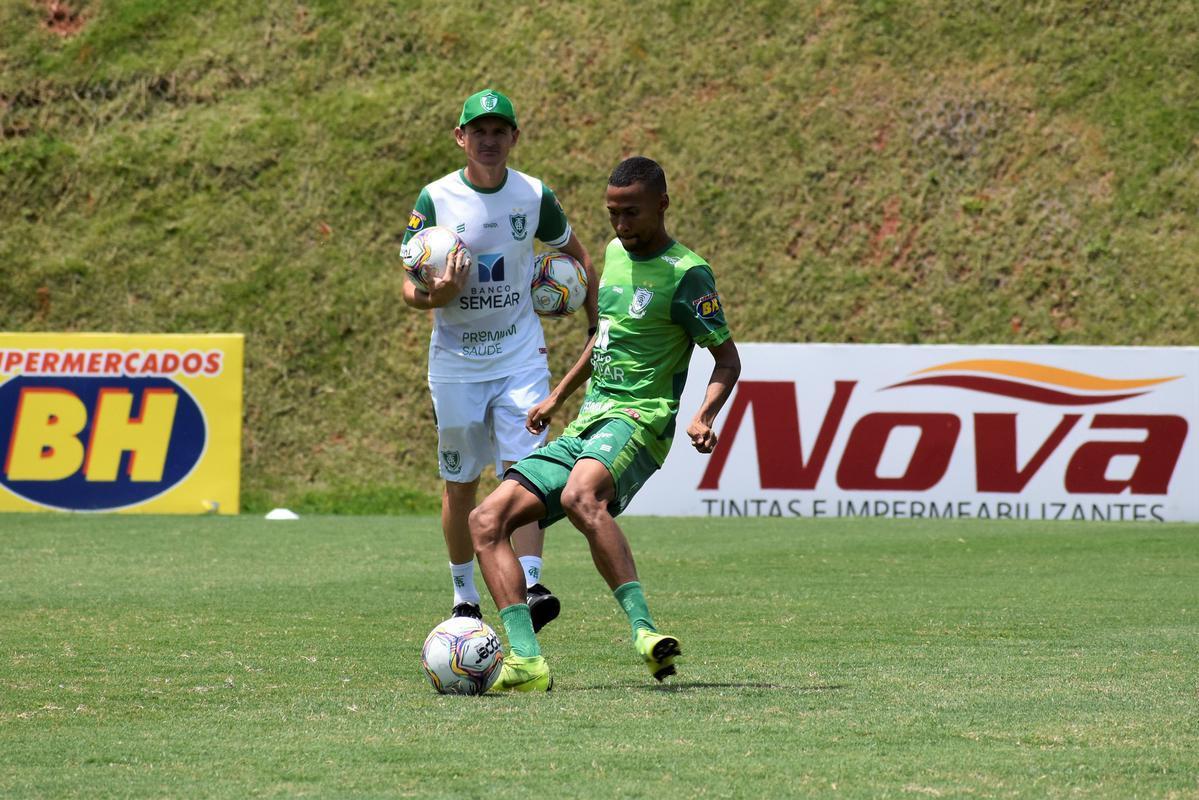 O América treinou na manhã desta terça-feira (15), no CT Lanna Drumond, em Belo Horizonte. A atividade visou o confronto contra o Figueirense, válido pela 29ª rodada da Série B do Campeonato Brasileiro. A partida será disputada nesta quinta-feira (17), às 19h15, no Estádio Orlando Scarpelli, em Florianópolis.