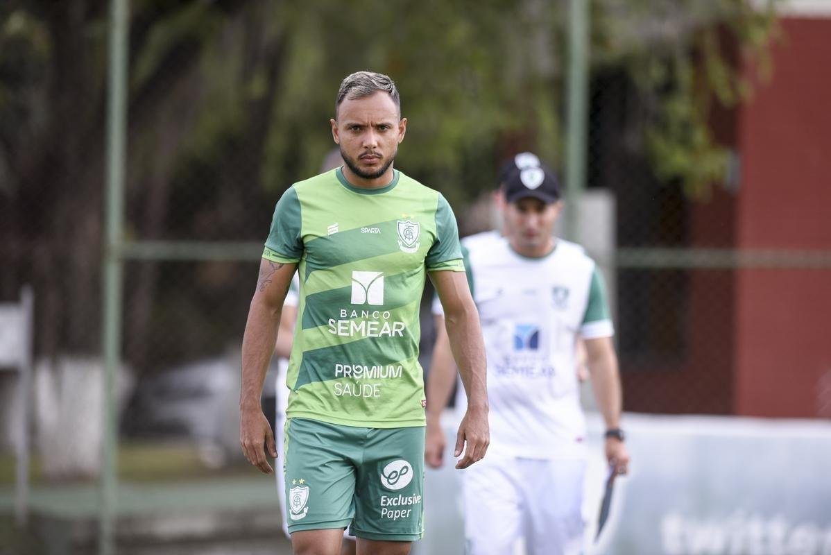 Lisca foi apresentado, conversou com jogadores e assistiu ao treino do América