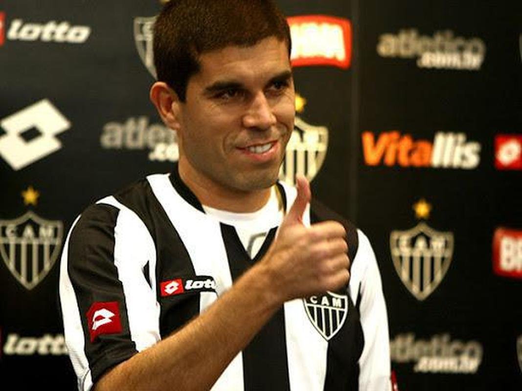 Ricardinho atuou no Galo entre 2009 e 2011. O meia foi campeo mineiro em 2010 com o Atltico. Em 2002, ele esteve no elenco que garantiu o penta da Seleo Brasileira.