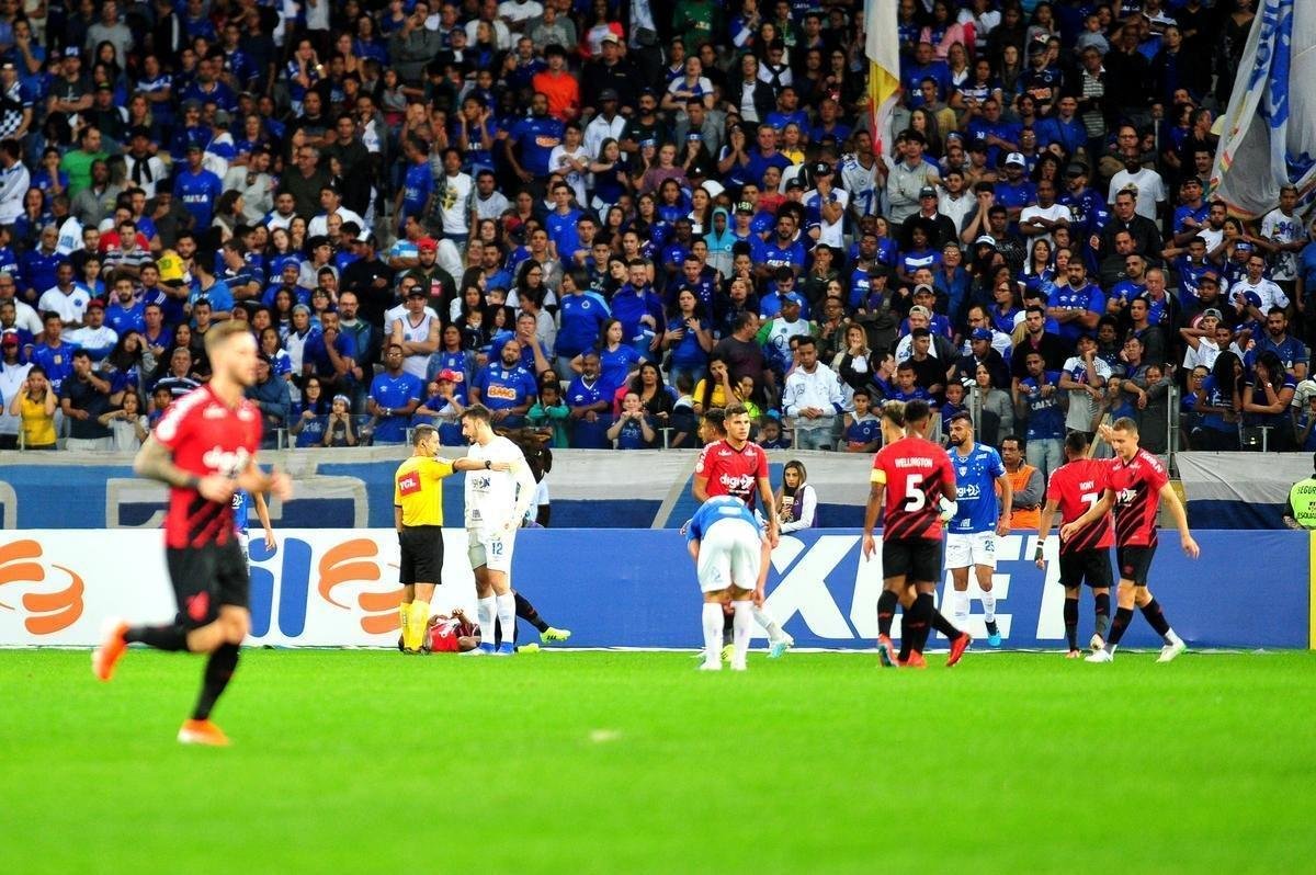 Lances do primeiro tempo de Cruzeiro x Athletico-PR, no Mineiro, pela 12 rodada do Brasileiro; time paranaense saiu na frente na etapa inicial com gol de pnalti do lateral Jonathan