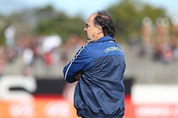 Cruzeiro e Atltico-PR se enfrentaram na Vila Olmpica do Boqueiro