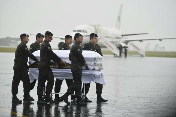 Honras militares na chegada das vítimas ao Aeroporto de Chapecó. Presidente Michel Temer esteve presente