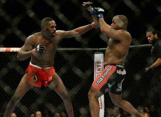 Jon Jones (bermuda vermelha) venceu Daniel Cormier por decisão unânime e manteve o cinturão