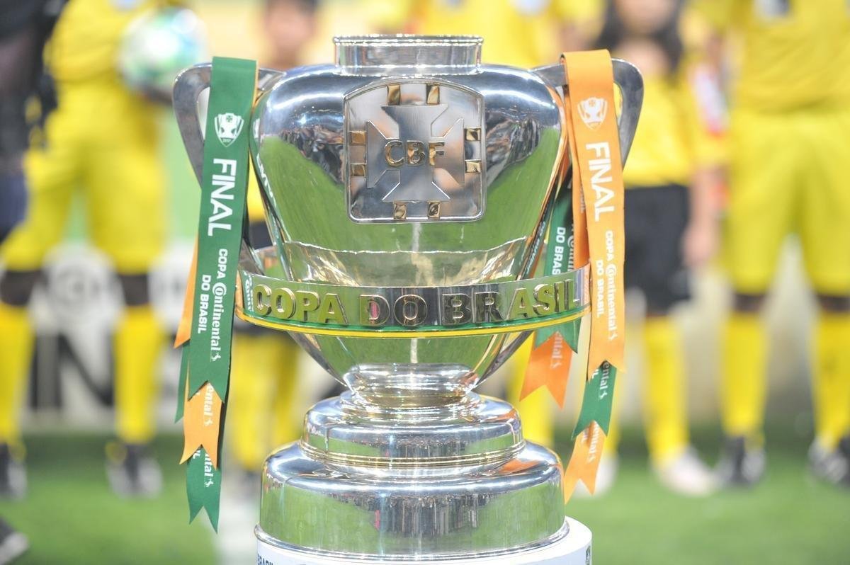 dolos de Cruzeiro e Flamengo, Sorn e Jnior apresentaram taa aos 60 mil espectadores no Mineiro