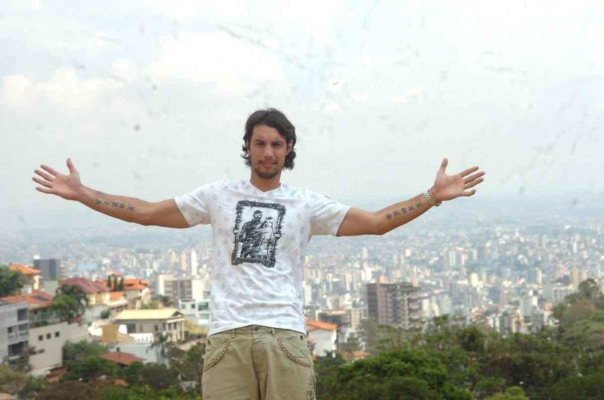 Carini - 2009: depois de jogar na Europa, Carini chegou ao Atltico em setembro de 2009. No Galo, adotou a camisa negra nos jogos. Teve altos e baixos durante sua passagem pela meta alvinegra. Disputou 19 jogos e sofreu 30 gols. Rescindiu amigavelmente em julho de 2010