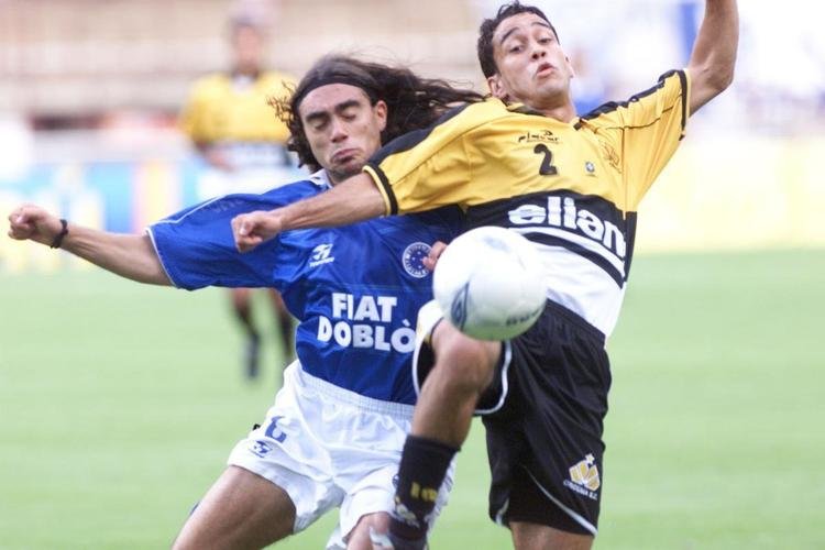 Em 2002, antes de uma nova troca, foi lanada uma nova terceira camisa do Cruzeiro, com linhas horizontais azul claro e gola branca.