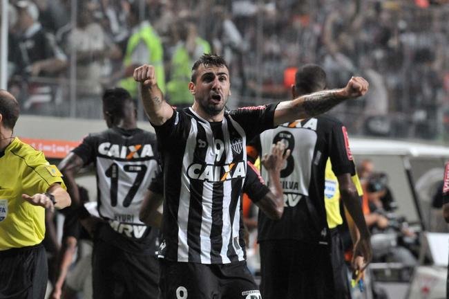 Lucas Pratto - O atacante, que chegou em 2015, fez histria com a camisa alvinegra, se tornando o maior artilheiro estrangeiro do clube, com 42 gols marcados em 107 jogos. O camisa 9 sempre mostrou muita raa e disposio em campo e acabou virando dolo do torcedor. Em 2017, a diretoria vendeu o jogador para o So Paulo. 
