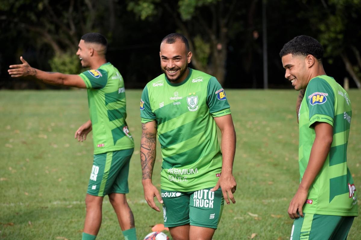 O América treinou em Uberlândia nesta quarta-feira (31). As atividades visaram o confronto contra o Uberlândia, válido pela 6ª rodada do Campeonato Mineiro. A partida será realizada no Parque do Sabiá, às 11h.