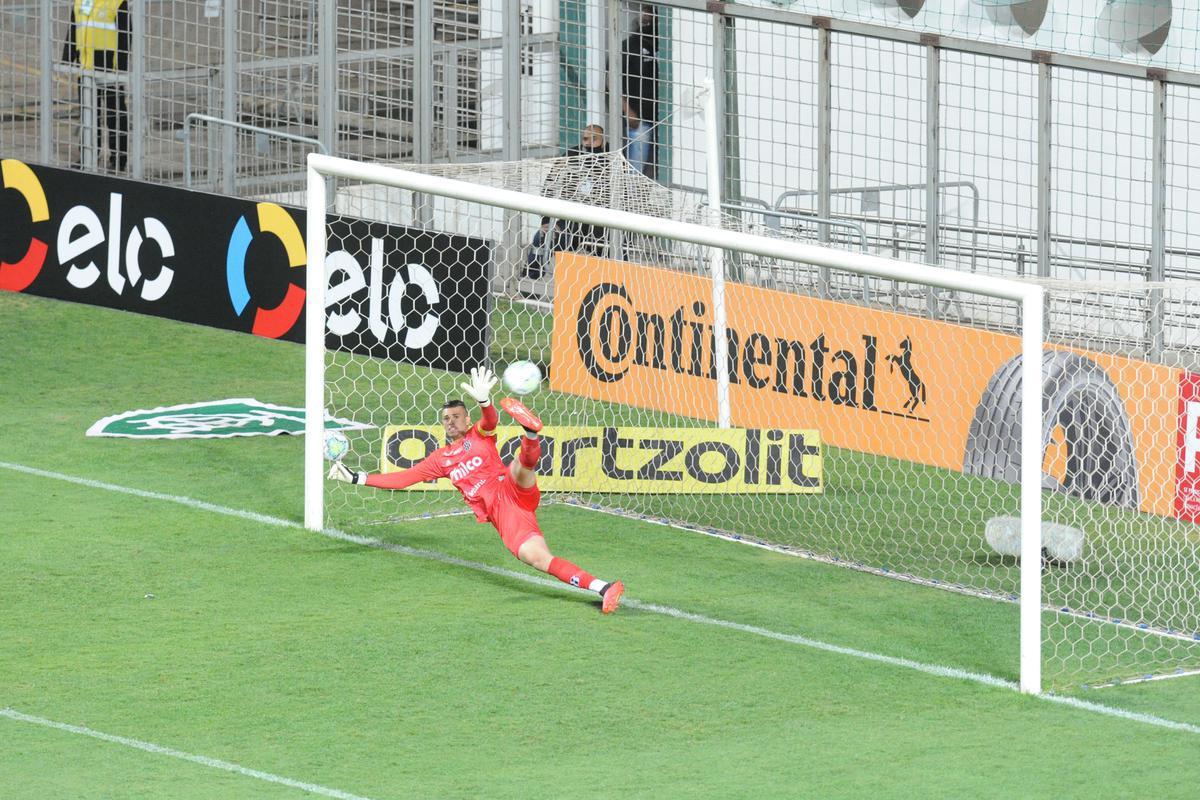 Rodolfo, de pnalti, marcou o terceiro gol do Amrica sobre a Ponte Preta