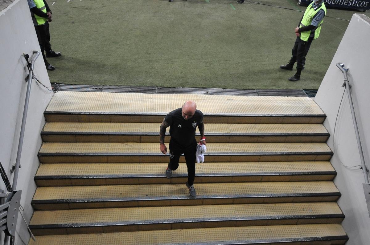 Atltico ergue a taa de campeo mineiro de 2020; na comemorao, tcnico Jorge Sampaoli  carregado pelos jogadores no Mineiro