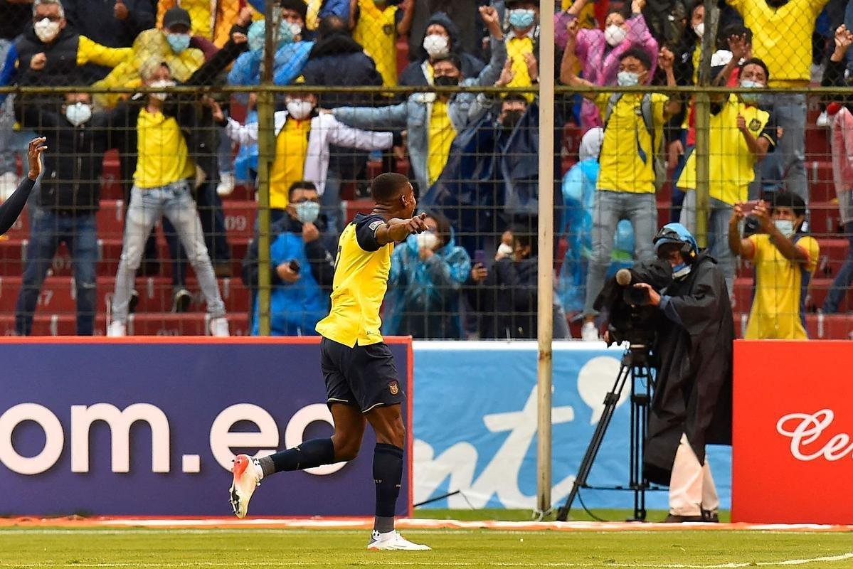Brasil empatou com Equador em Quito, em jogo com arbitragem confusa 
