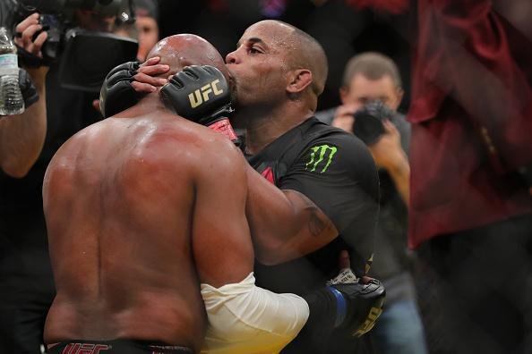 Fotos da derrota de Anderson Silva para Daniel Cormier no UFC 200