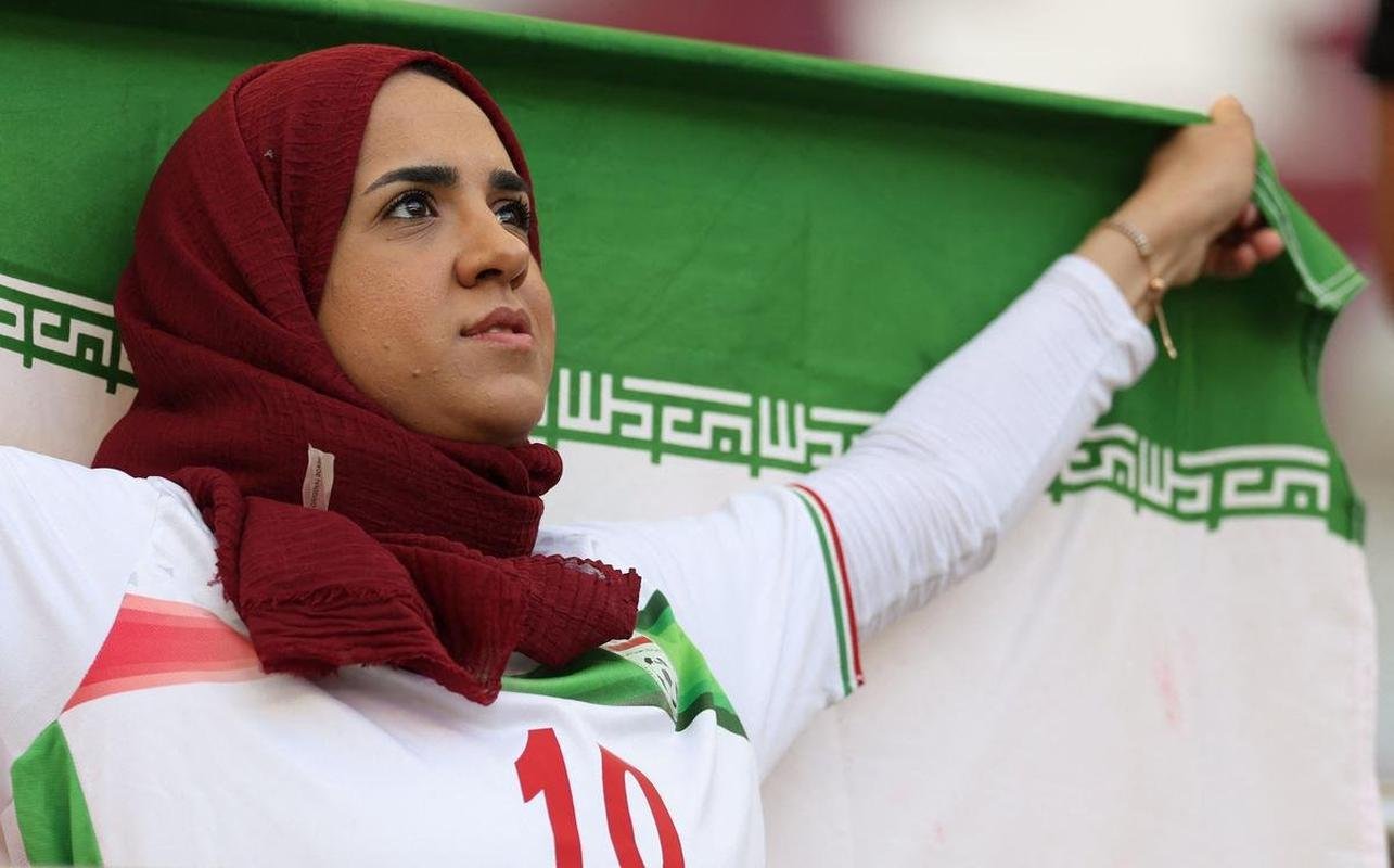 Os torcedores de Inglaterra e Ir no primeiro jogo do Grupo B na Copa do Mundo.