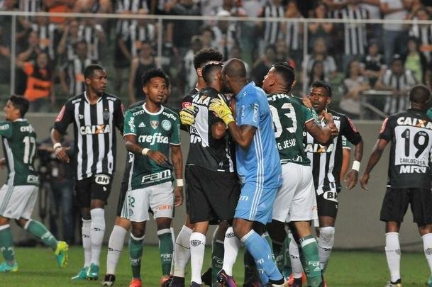 Imagens da confuso entre Leandro Donizete e Gabriel Jesus no Horto