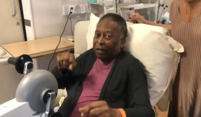 Pelé mostrou bom humor enquanto fazia exercícios físicos no leito